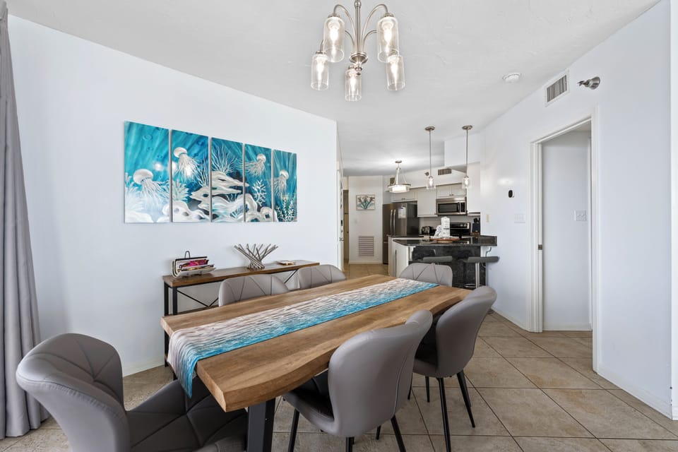 Signature Condo, 3 Bedrooms, Kitchen, Beachfront (Pelican Pointe 506) | In-room dining