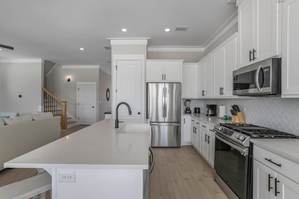 House, Multiple Beds (Summer Salt 24170) | Private kitchen | Oven