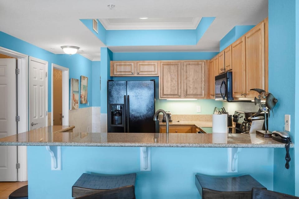 Condo, Multiple Beds (Crystal Tower 1906) | Private kitchen | Oven