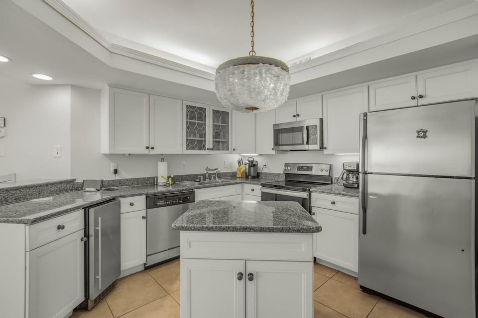 Condo, Multiple Beds (Summer House 103A) | Private kitchen | Oven