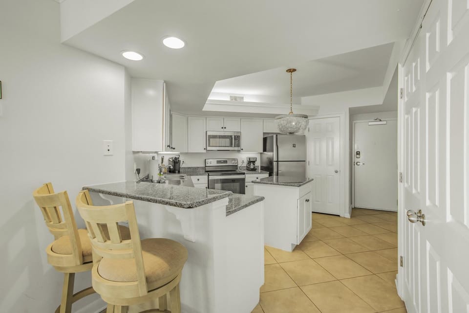 Condo, Multiple Beds (Summer House 103A) | Private kitchen | Oven