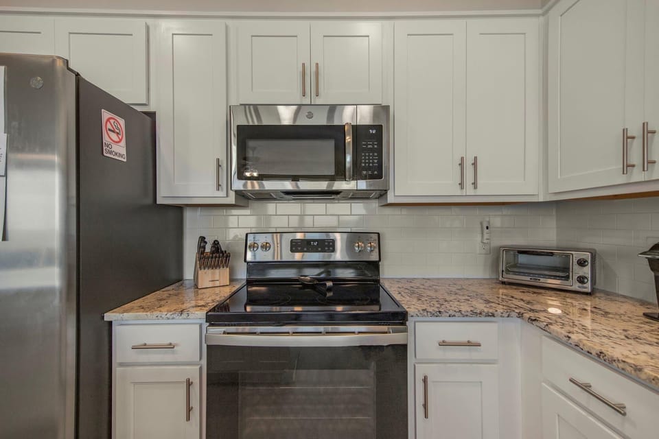 Condo, Multiple Beds (Sea Glass 304) | Private kitchen | Oven