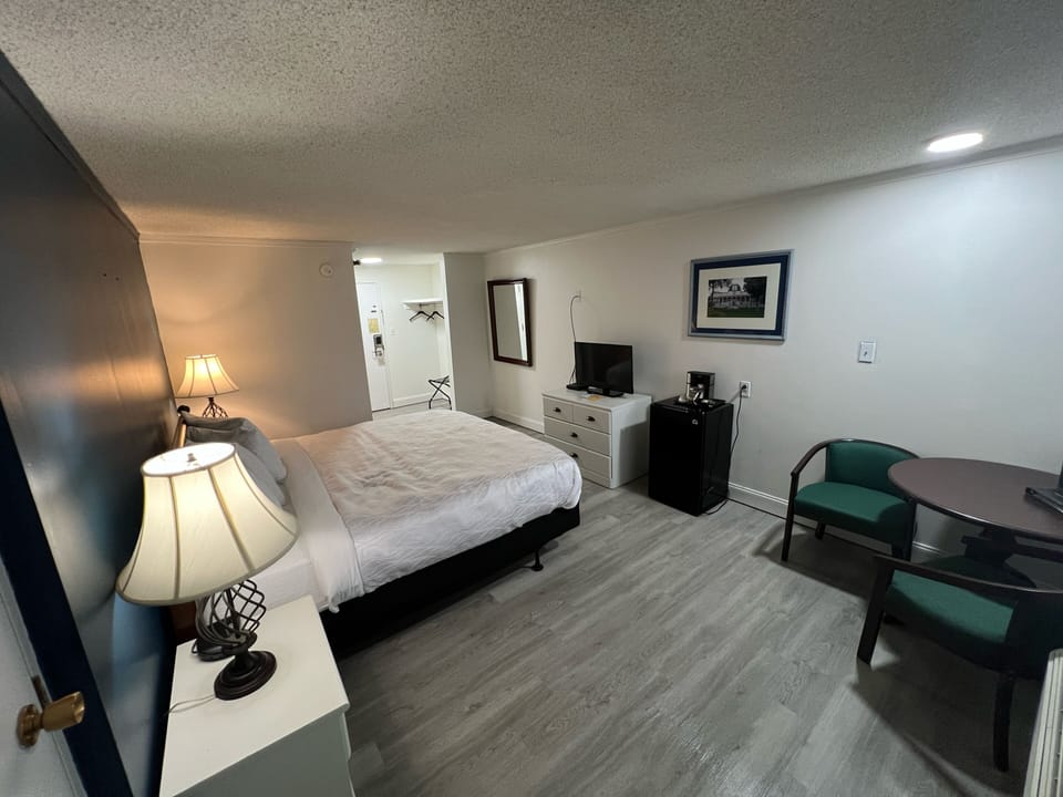 Basic Room, 1 King Bed | Iron/ironing board, free WiFi, bed sheets