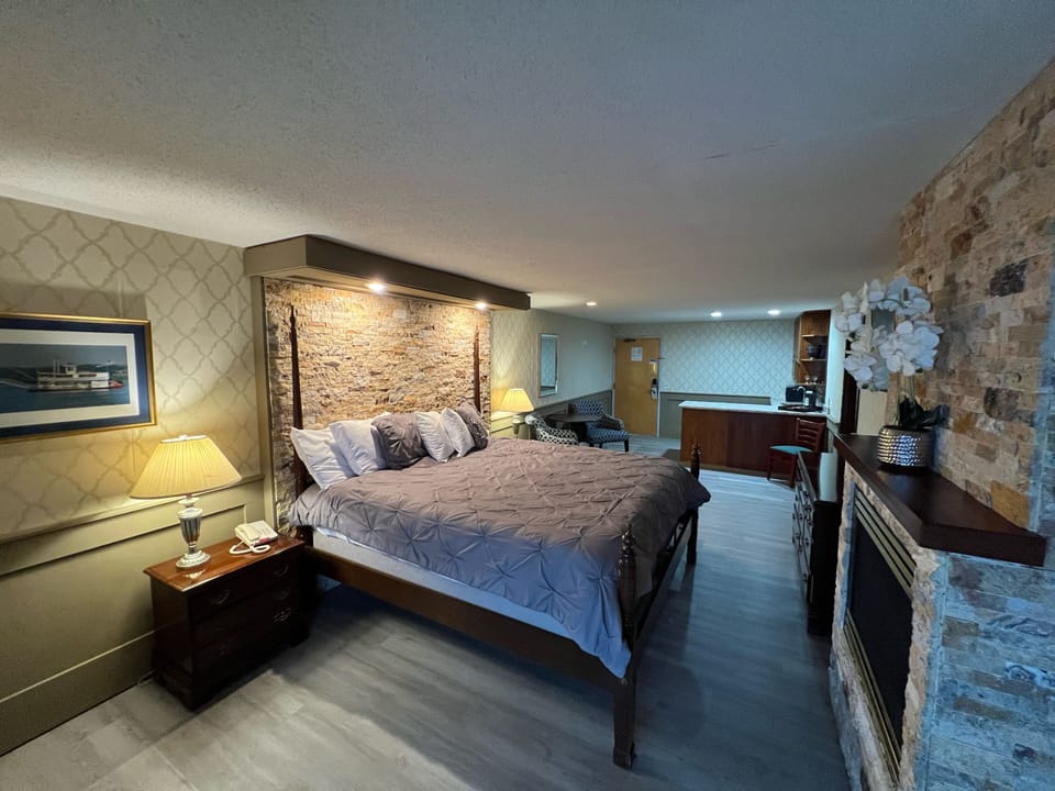 Deluxe Room, 1 King Bed, Lake View | Iron/ironing board, free WiFi, bed sheets