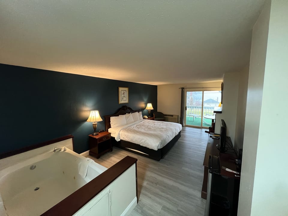 Comfort Room, 1 King Bed, Lake View | Iron/ironing board, free WiFi, bed sheets
