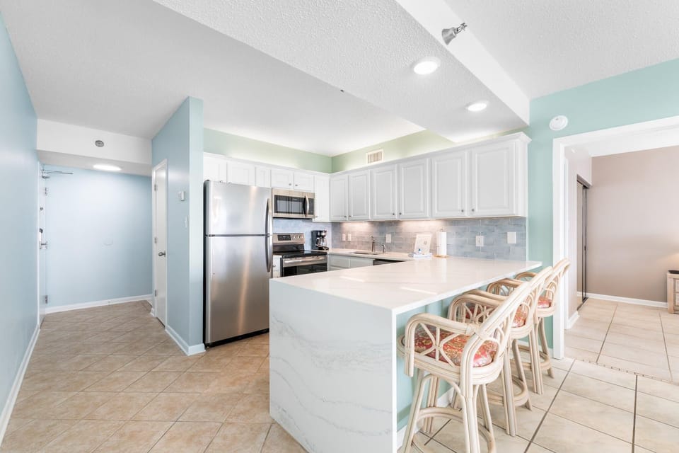 Condo, Multiple Beds (Romar Place 605) | Private kitchen | Oven