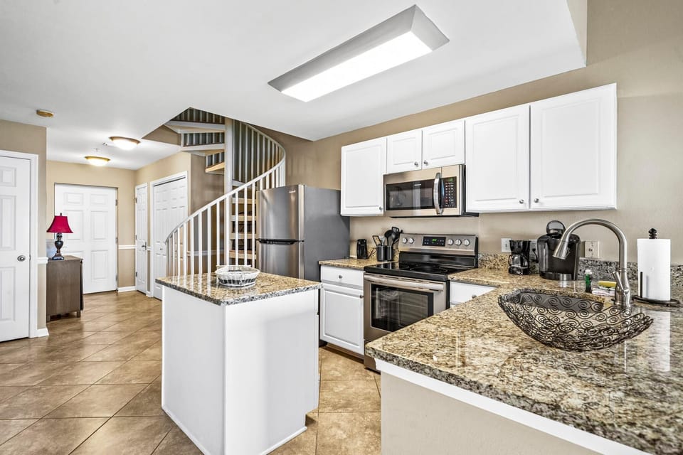Condo, Multiple Beds (Grand Caribbean 408) | Private kitchen | Oven