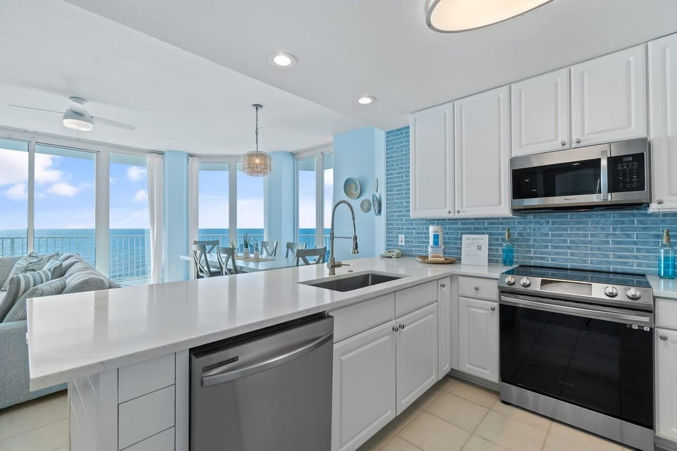 Condo, Multiple Beds (Lighthouse 918) | Private kitchen | Oven, toaster