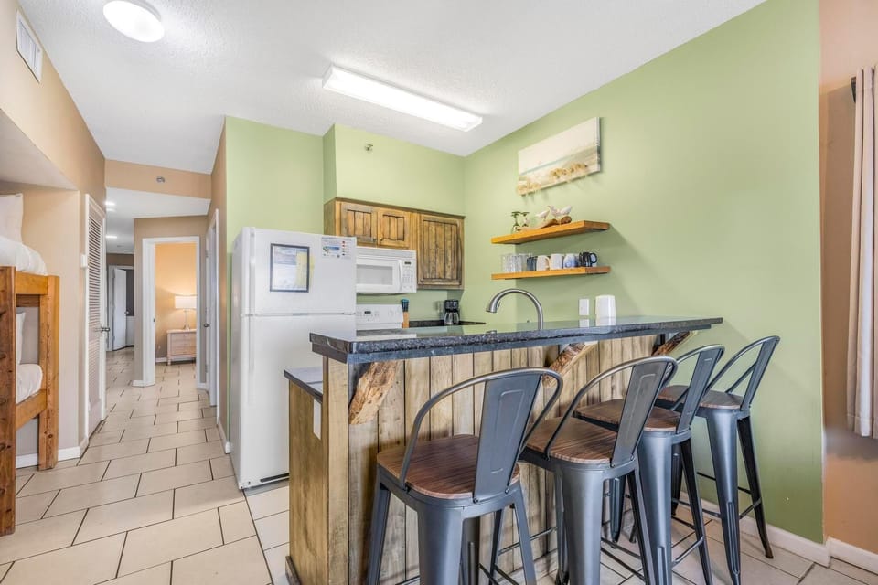 Condo, Multiple Beds (Tradewinds 001) | Private kitchen | Oven