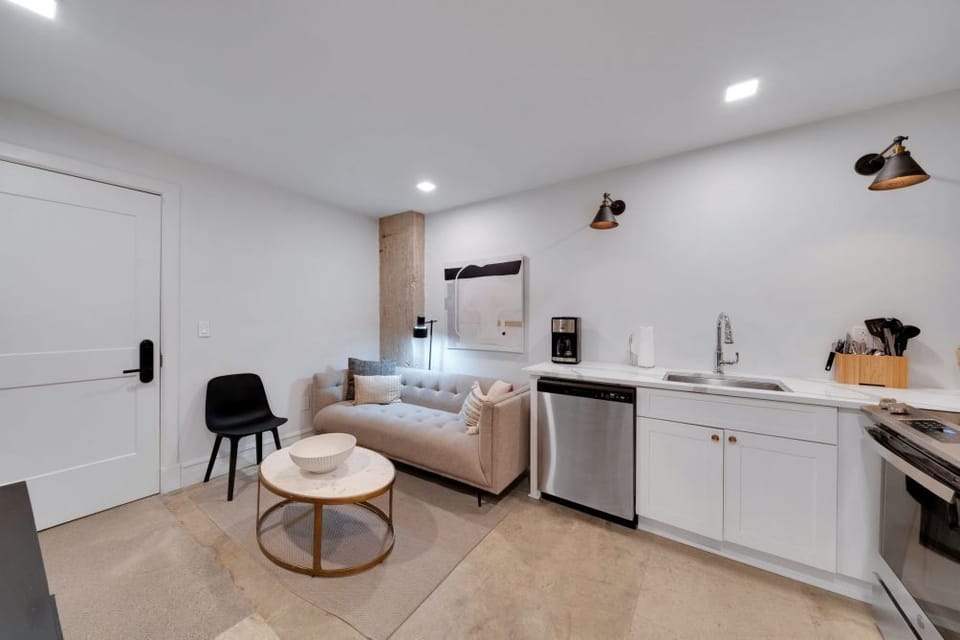 Quiet comfort, city steps away. Your downtown San Antonio launchpad.