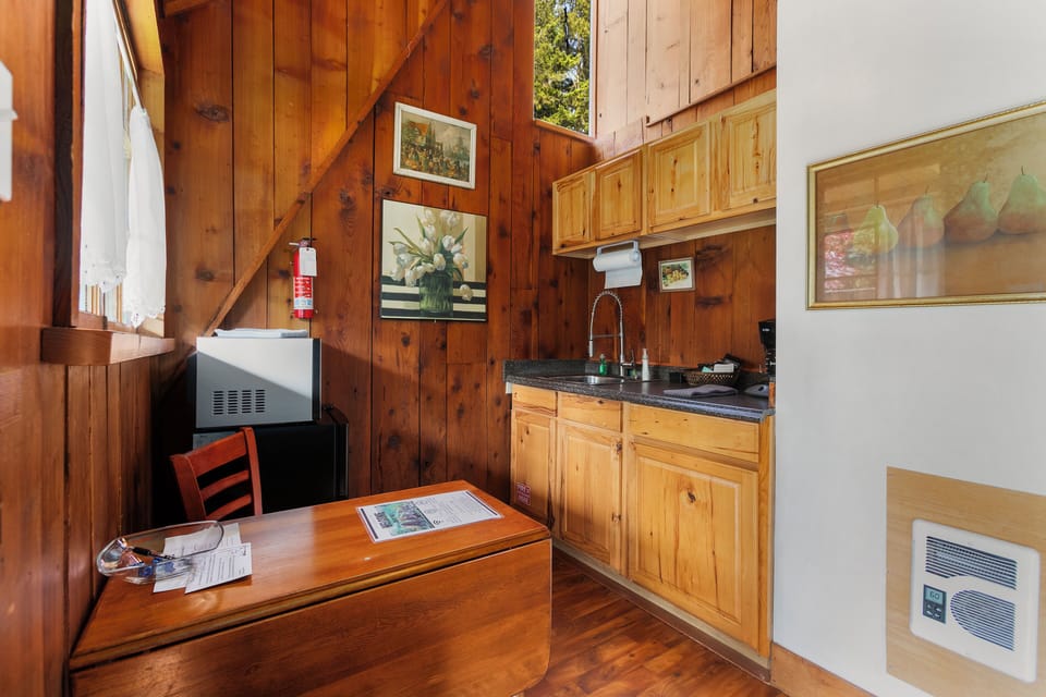 Cabin 1 | Private kitchen | Mini-fridge, microwave, coffee/tea maker, cookware/dishes/utensils