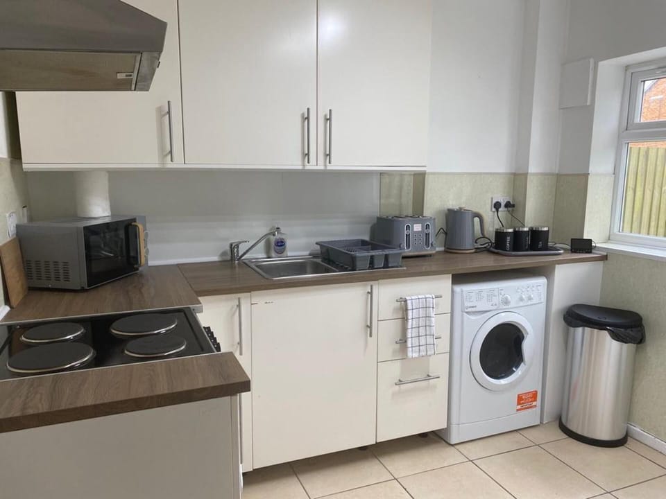 House | Private kitchen | Fridge, microwave, oven, stovetop