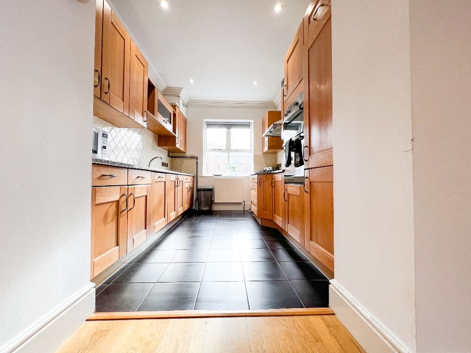 Superior House, Private Bathroom, Park View | Shared kitchen | Full-size fridge, microwave, oven, stovetop