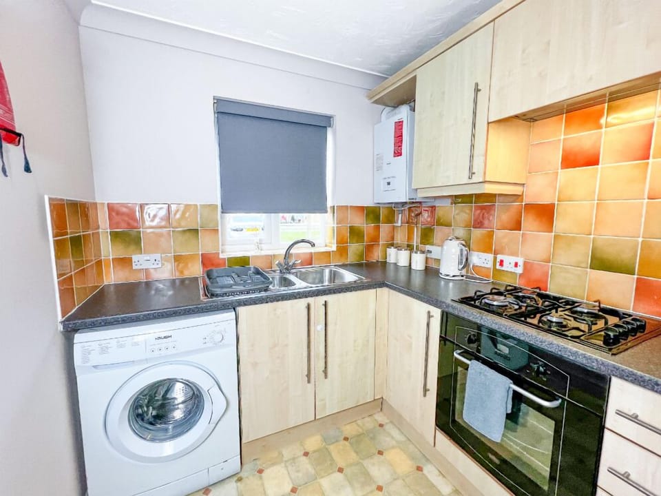 Business House, Private Bathroom, Garden View (Rider Gardens Home) | Shared kitchen | Full-size fridge, microwave, oven, stovetop