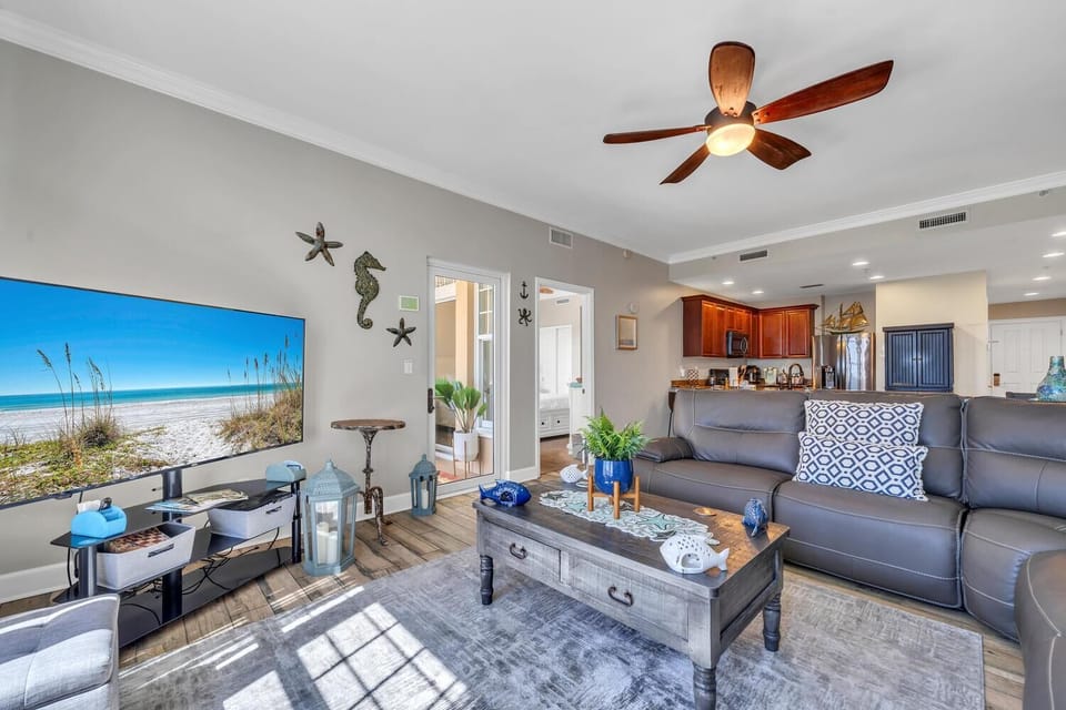 Condo, Multiple Beds (Reflections 402) | Living area