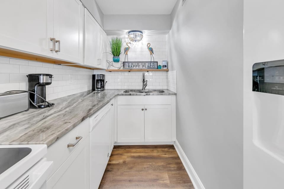 Condo, Multiple Beds (Regency Towers 1204) | Private kitchen | Oven, toaster, cookware/dishes/utensils