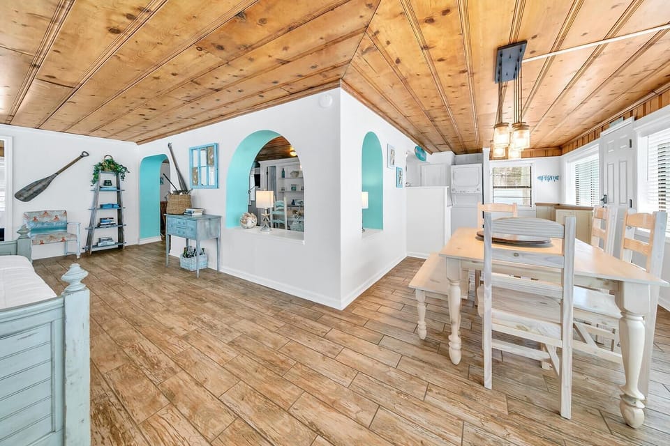 House, Multiple Beds (If It's The Beaches) | Dining