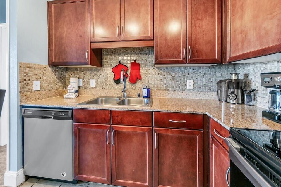 Condo, Multiple Beds (Laketown Wharf 1829) | Private kitchen | Oven, toaster, cookware/dishes/utensils