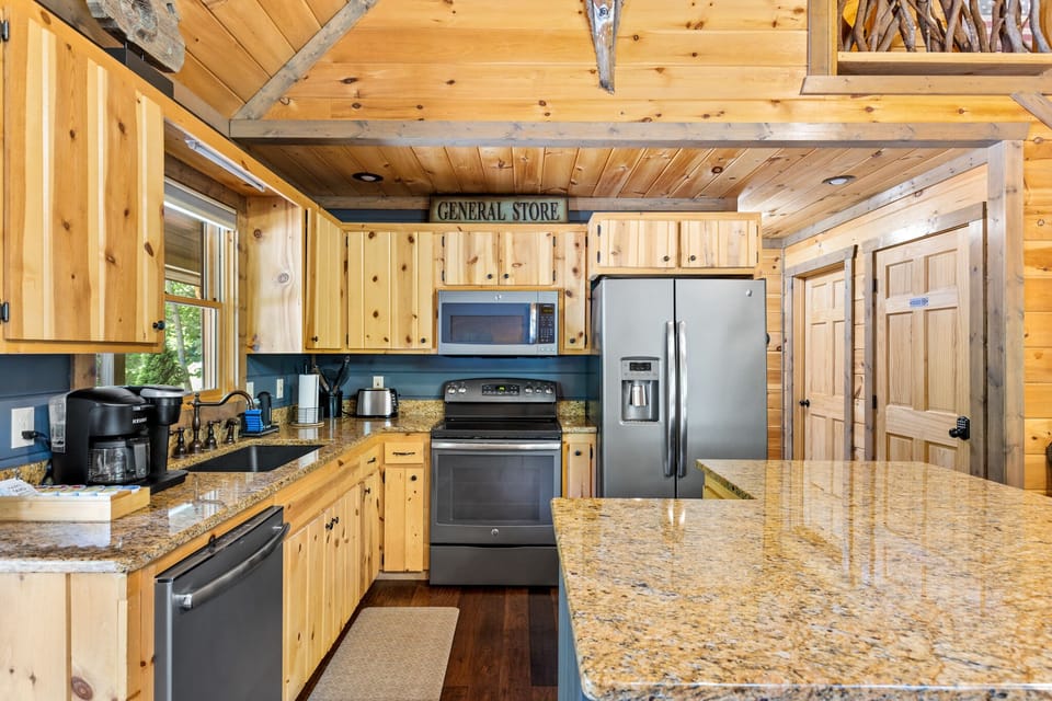 Fully equipped kitchen with stainless steel appliances/granite/and seating for 3