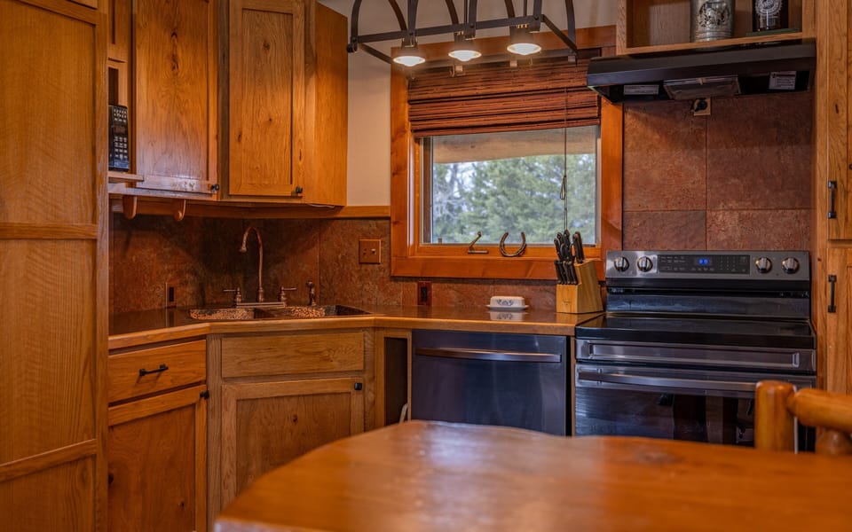 The main level kitchen has an eat in breakfast table