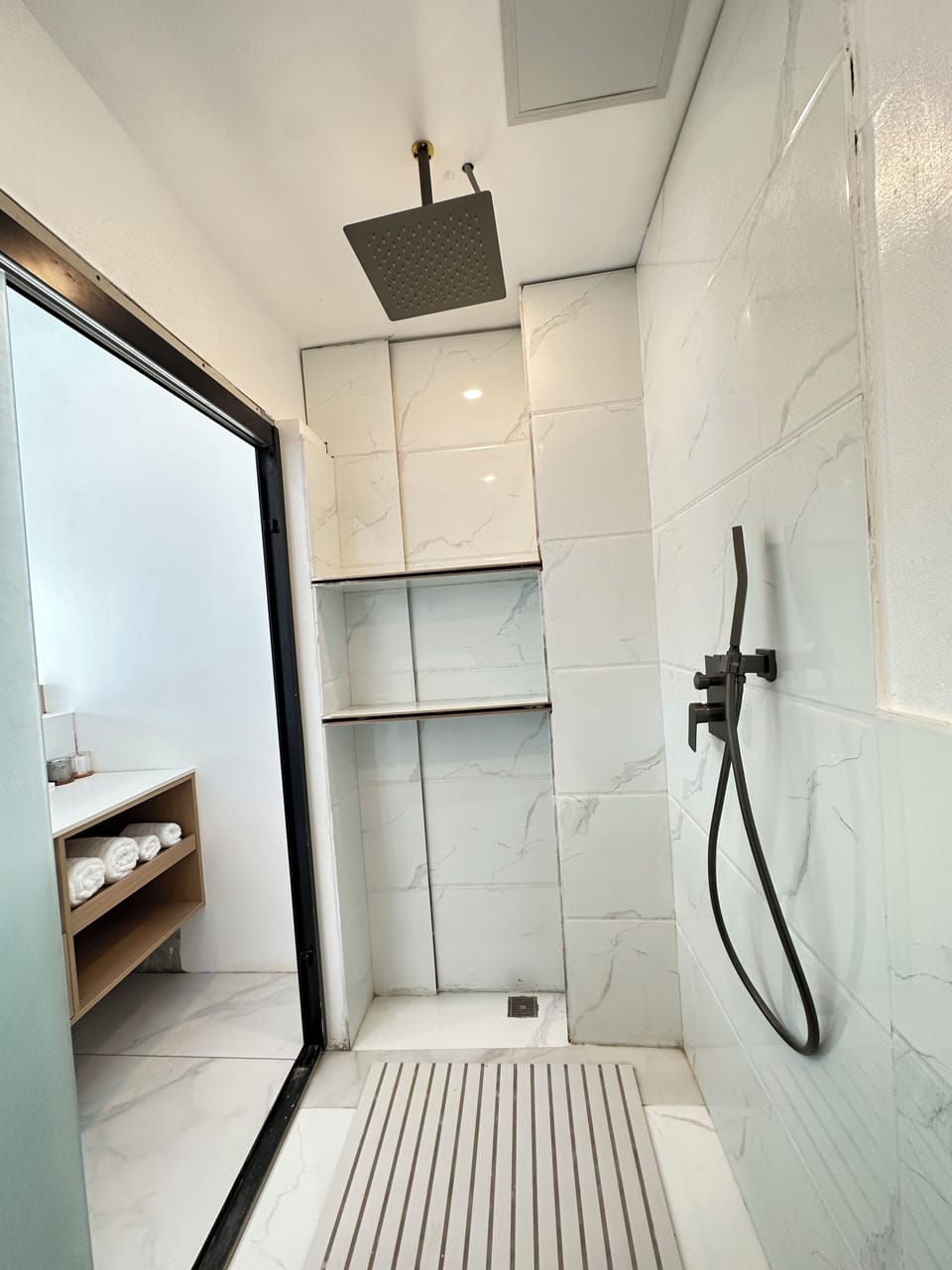 Deluxe Twin Room, 2 Double Beds, Balcony, Garden View | Bathroom | Shower, free toiletries, hair dryer, bidet