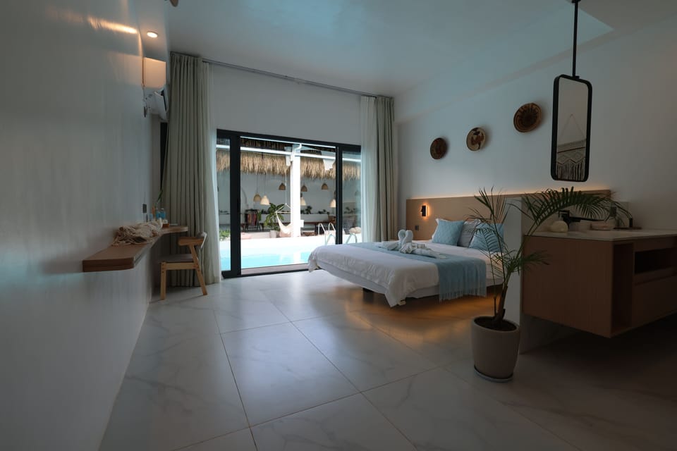 Deluxe Room, 1 King Bed, Pool Access, Pool View | Living area