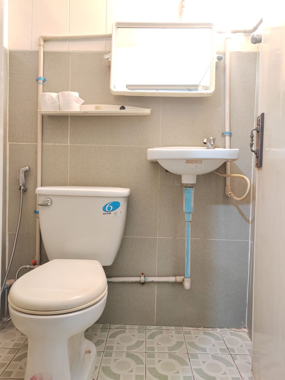 Deluxe Triple Room with Air-conditioner | Bathroom | Shower, rainfall showerhead, free toiletries, bidet