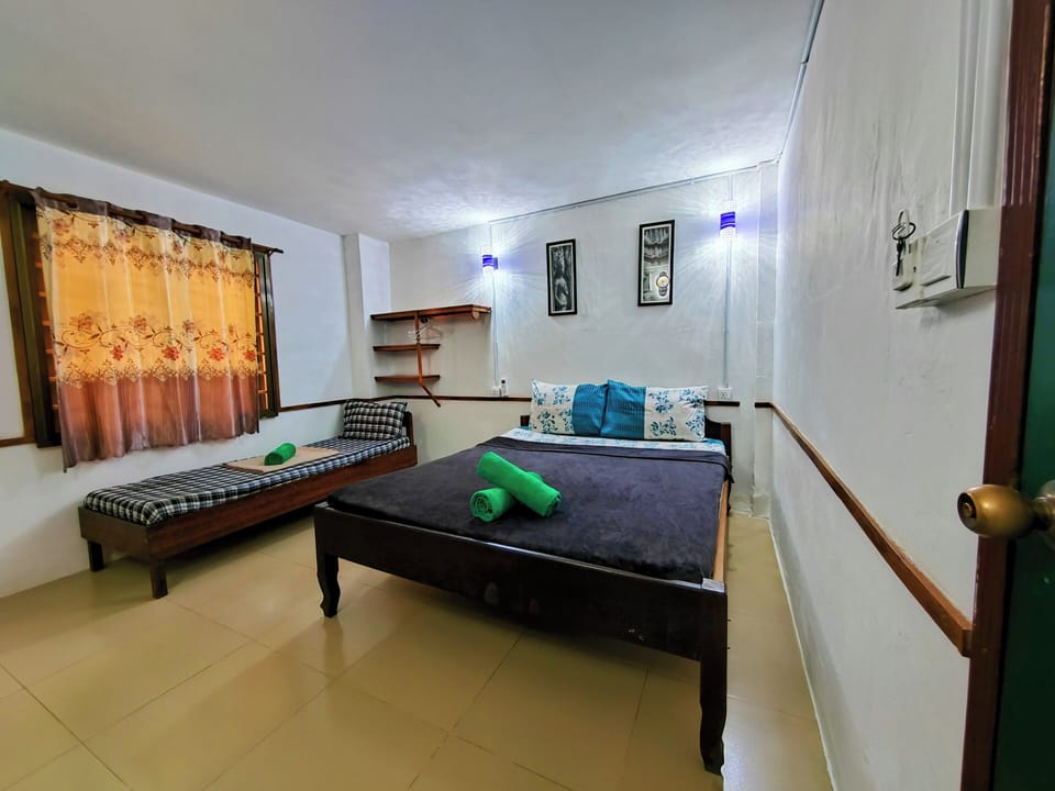 Deluxe Triple Room with Air-conditioner | 1 bedroom, down comforters, desk, free WiFi