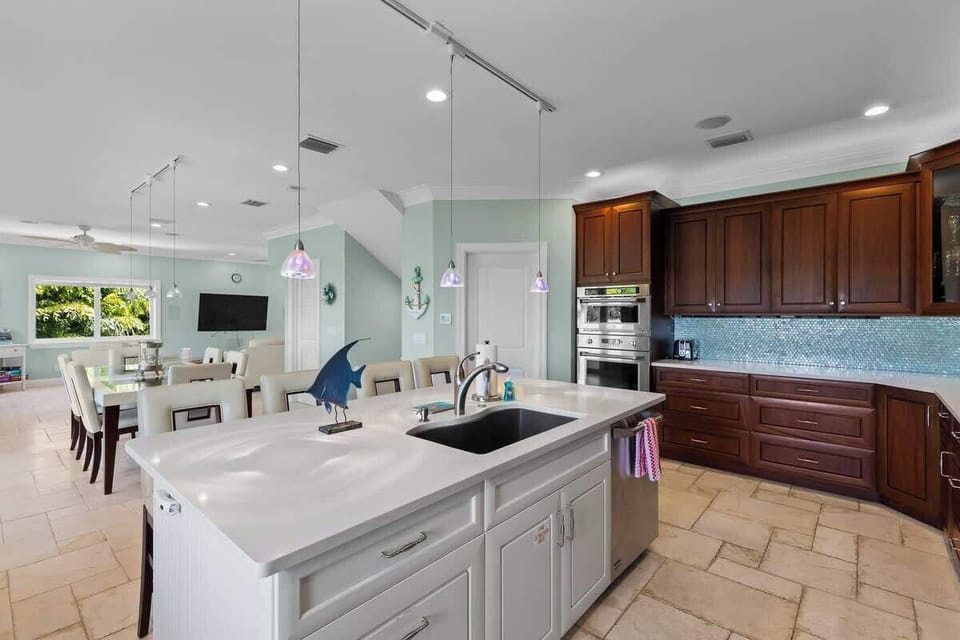 Kitchen island in kitchen area