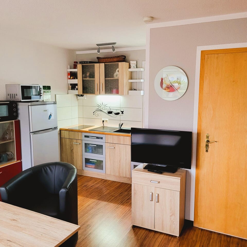 Bungalow | Private kitchen | Electric kettle, toaster