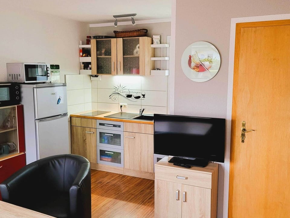 Bungalow | Private kitchen | Electric kettle, toaster