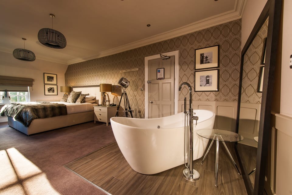 Superior Room, 1 King Bed | In-room safe, desk, iron/ironing board, free cribs/infant beds