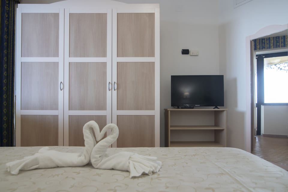 In-room safe, desk, soundproofing, cribs/infant beds