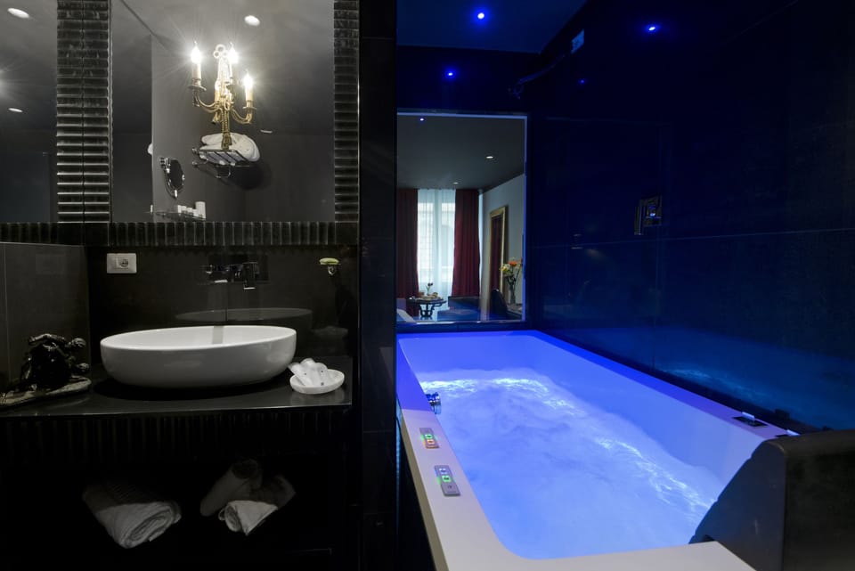 Deluxe Double Room | Jetted tub