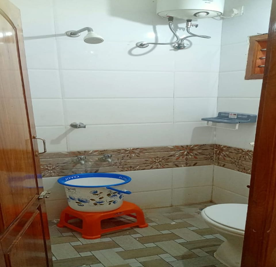 Deluxe Apartment | Bathroom | Shower, rainfall showerhead, towels, soap