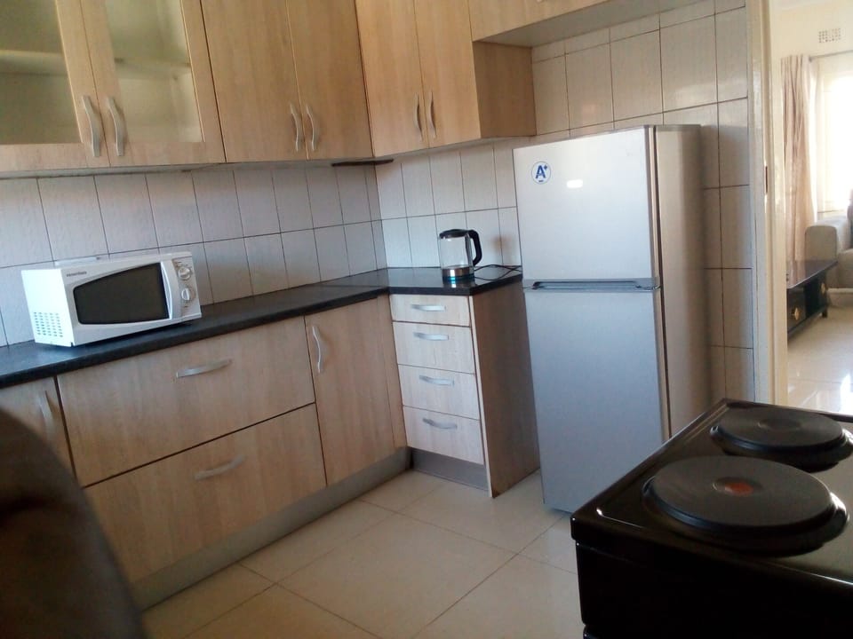 Private kitchen | Full-size fridge, microwave, oven, stovetop