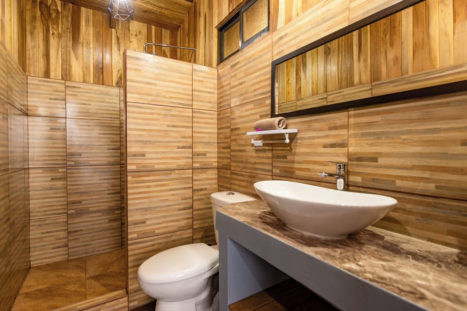Standard Quadruple Room | Bathroom | Jetted tub, towels, soap, shampoo