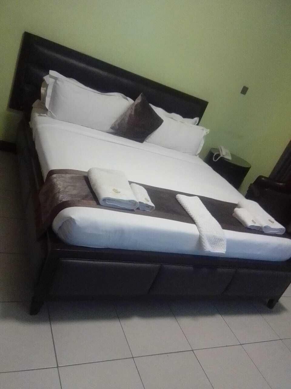 Double Room, Balcony, Garden View | In-room dining