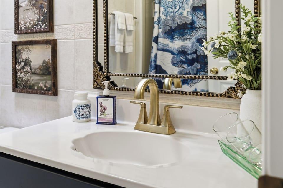 Classic Room (Bernard Shaw) | Bathroom | Combined shower/tub, free toiletries, hair dryer, towels