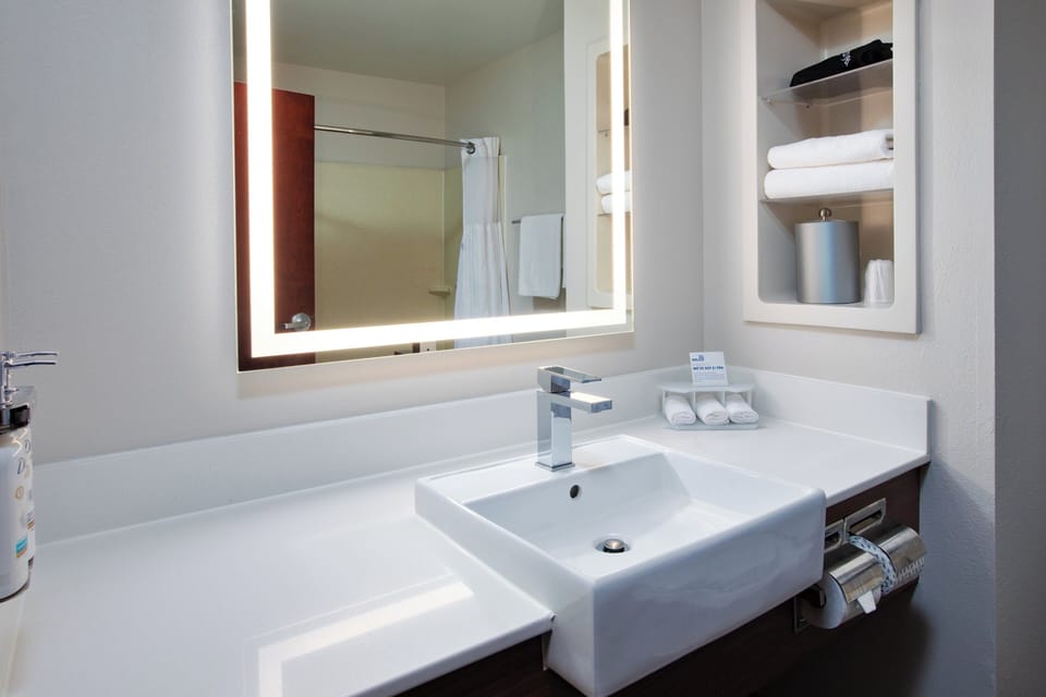 Standard Room, 1 King Bed | Bathroom | Combined shower/tub, free toiletries, hair dryer, towels