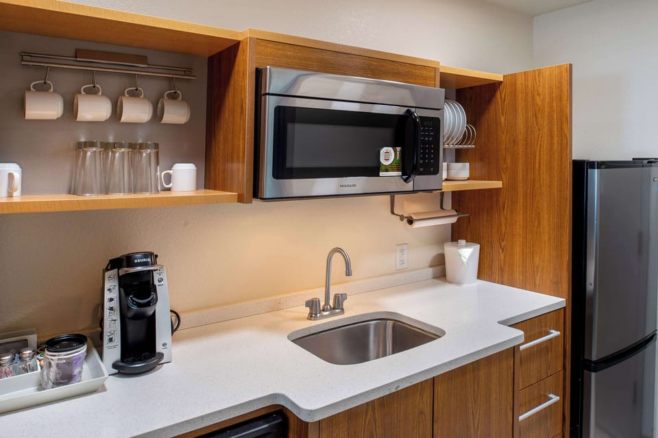 Full-size fridge, microwave, dishwasher, cookware/dishes/utensils