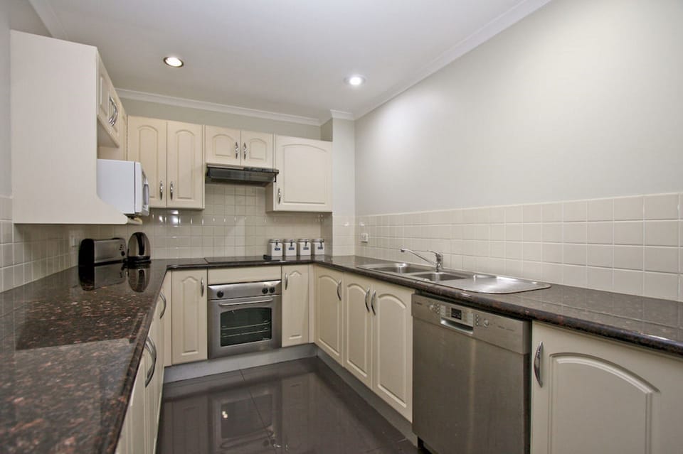 Apartment, 2 Bedrooms | Private kitchen | Full-size fridge, microwave, oven, stovetop