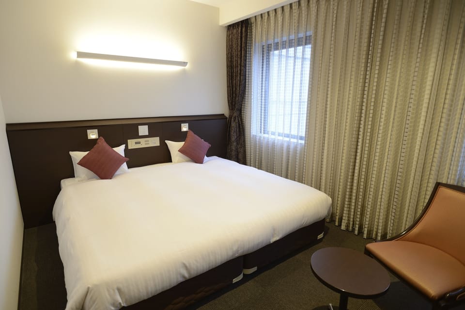 Double Room, Non Smoking | Desk, free wired internet, bed sheets
