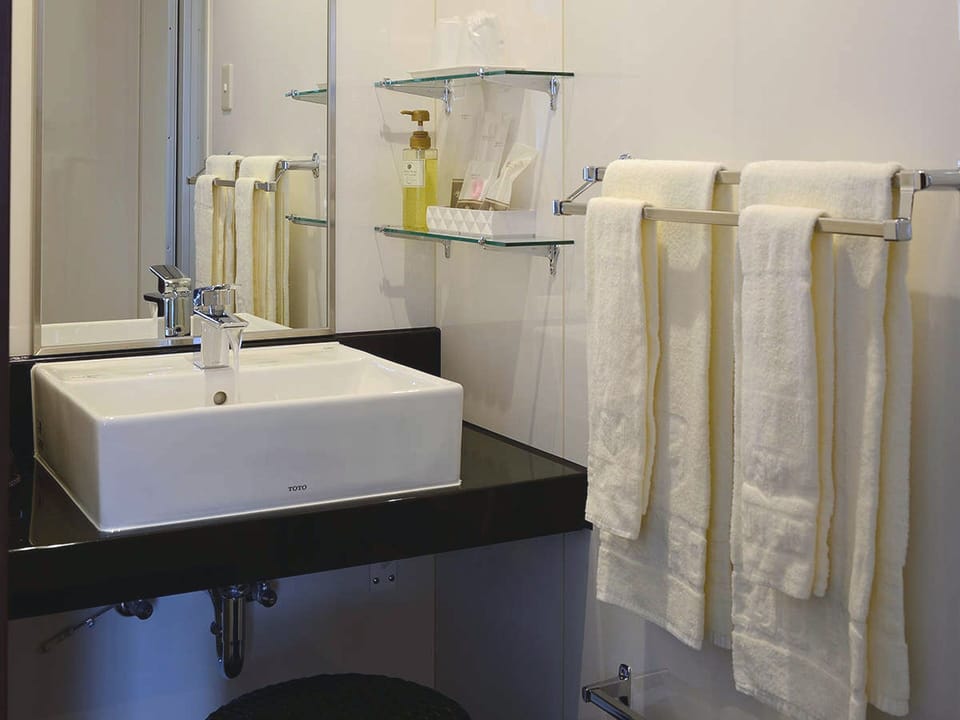 Twin Room, Non Smoking | Desk, free wired internet, bed sheets