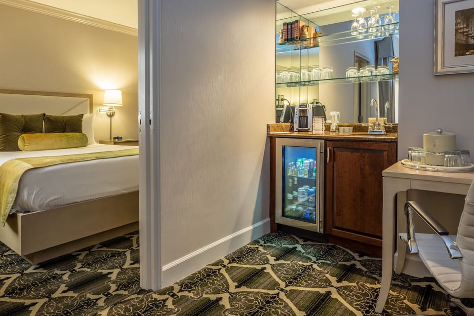 Queen Corner Suite | In-room safe, blackout drapes, iron/ironing board, free WiFi