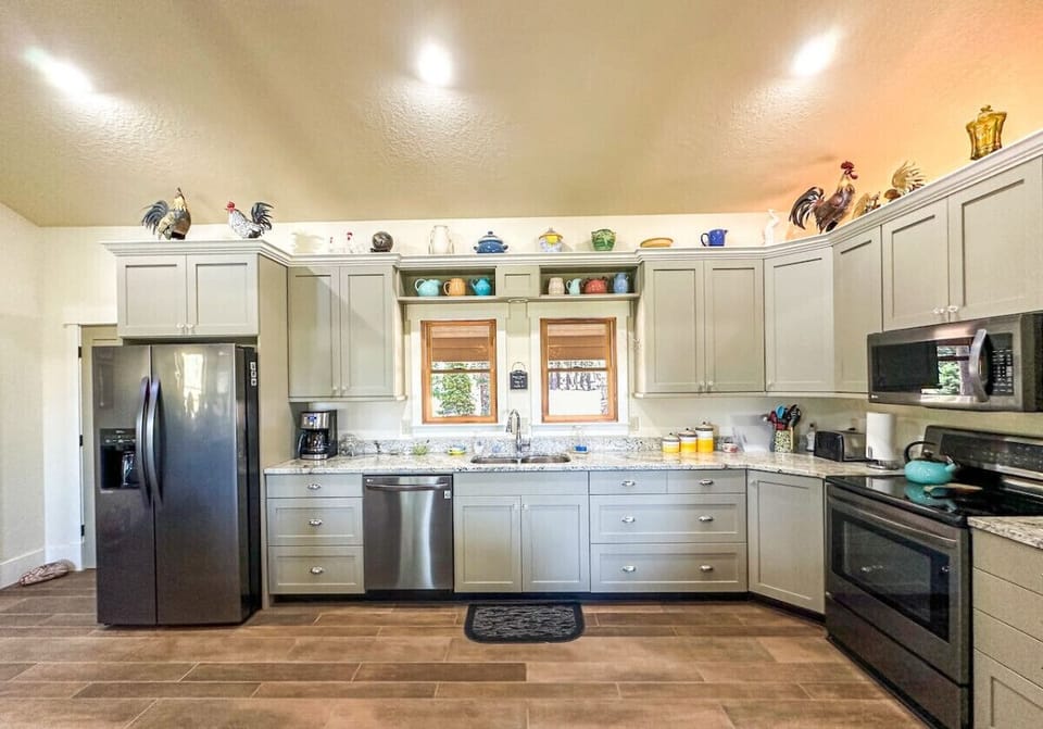 The gourmet kitchen has plenty of space to make your favorite meals with modern appliances and beautiful granite countertops.