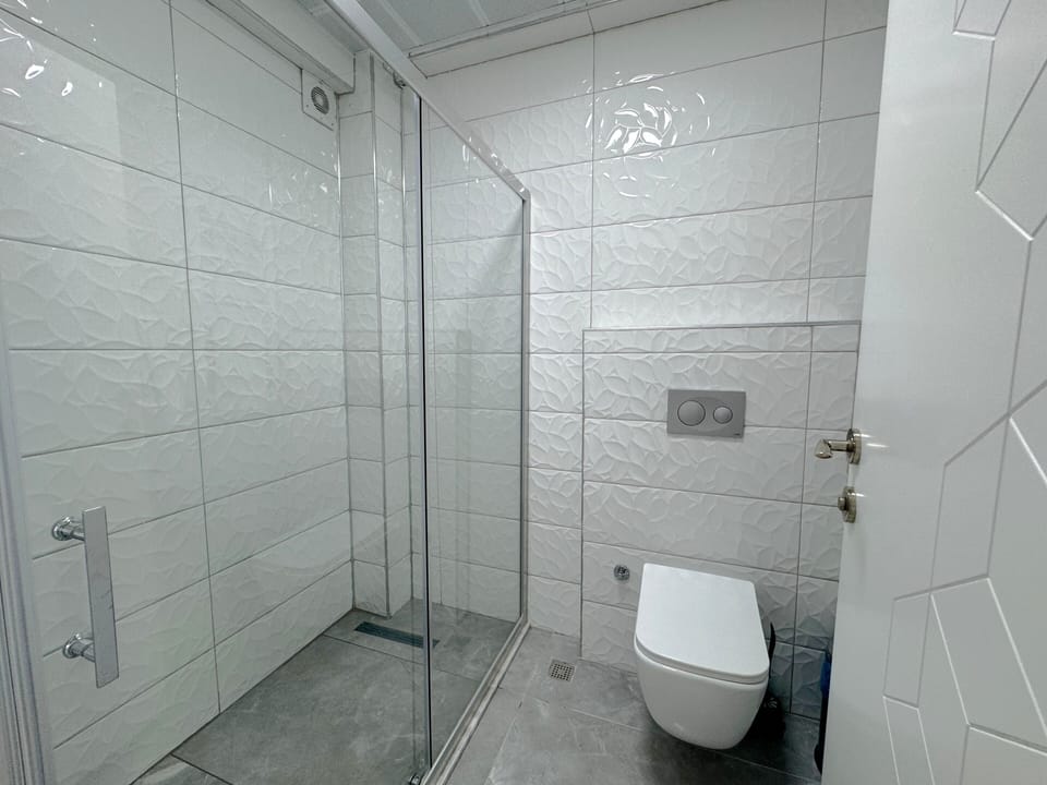 Room, Garden View | Bathroom | Shower, rainfall showerhead, hair dryer, towels