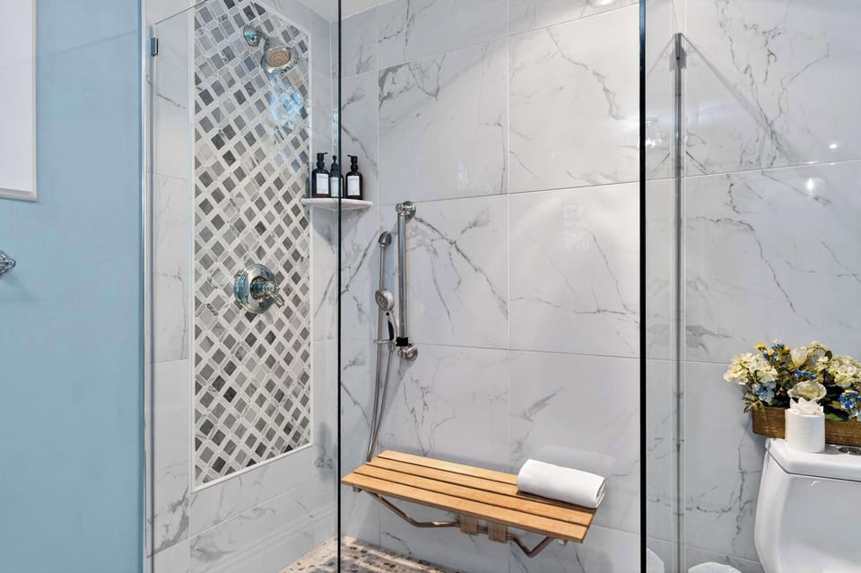 Full Bathroom 2