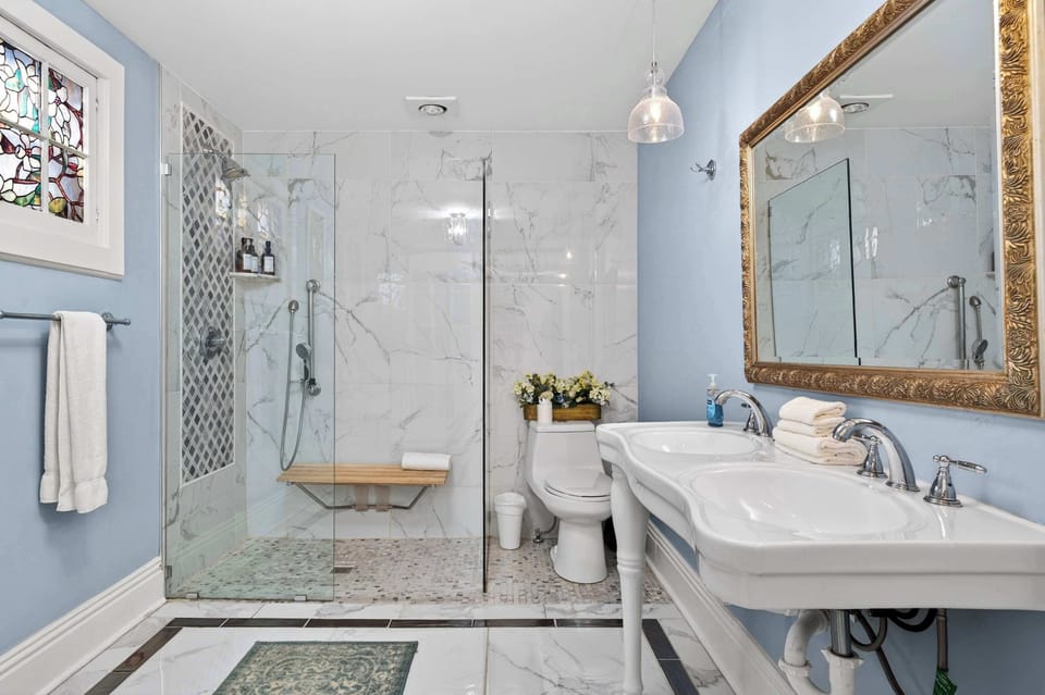 Full Bathroom 2