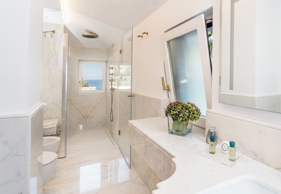 Deluxe Room, Balcony, Sea View | Bathroom | Free toiletries, hair dryer, bidet, towels